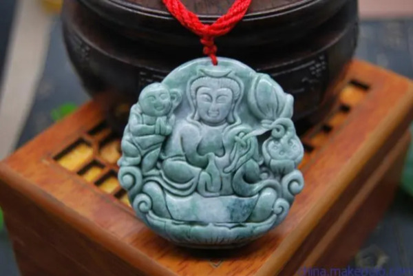 翡翠原石的蟒