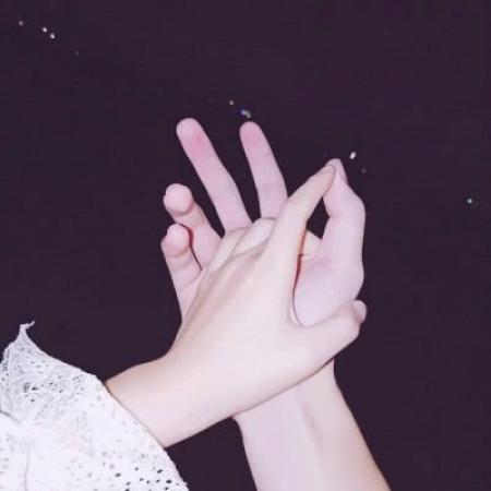 手控情侣头像一左一右 双人，牵手的情侣真心相爱
