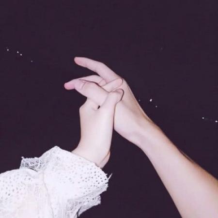手控情侣头像一左一右 双人，牵手的情侣真心相爱