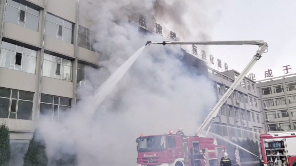 2023年11月16日，山西吕梁，永聚煤业有限公司联建楼发生火情，消防员正在救火。(视频截图)